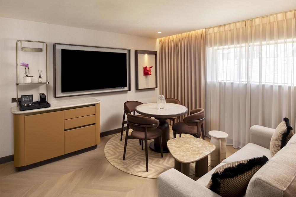 Hilton London Bankside Room Type - Premier Suite, 1 King Bed-Lounge Access