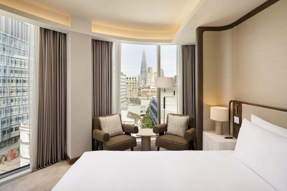 Hilton London Bankside Room Type - Landmark View Suite-Lounge Access