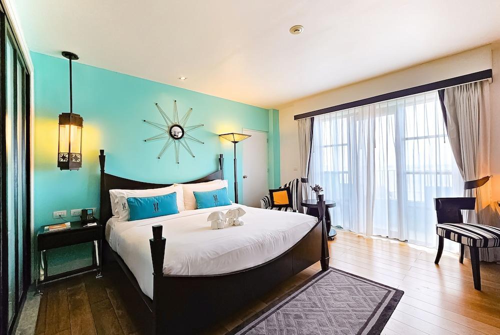 Wave Hotel Room Type - Sunset King Bed