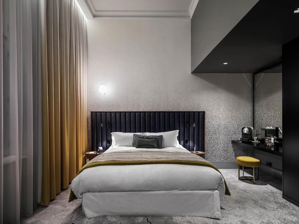 CENTURY OLD TOWN MGALLERY Room Type - Deluxe Suite, 1 King Bed
