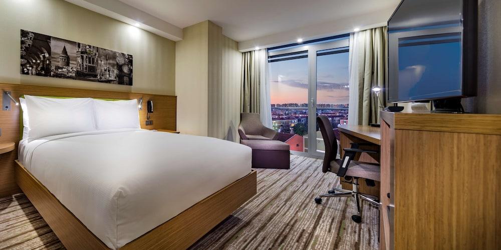 Hampton by Hilton Istanbul Atakoy Room Type - Room, 1 Queen Bed, Non Smoking, Refrigerator
