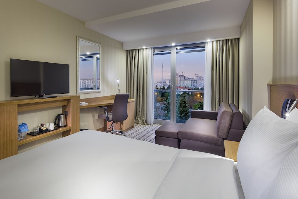 Hampton by Hilton Istanbul Atakoy Room Type - Room, 1 Queen Bed with Sofa bed, Non Smoking, Refrigerator