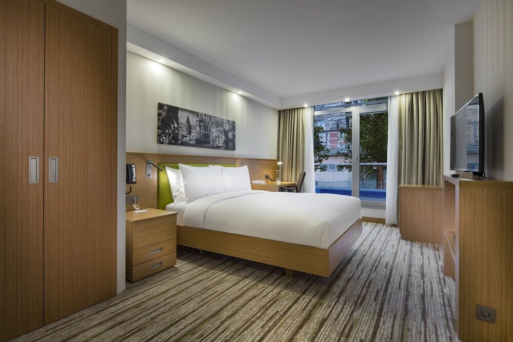 Hampton by Hilton Istanbul Atakoy Room Type - Room, 1 Queen Bed, Accessible, Non Smoking (Roll-in Shower)