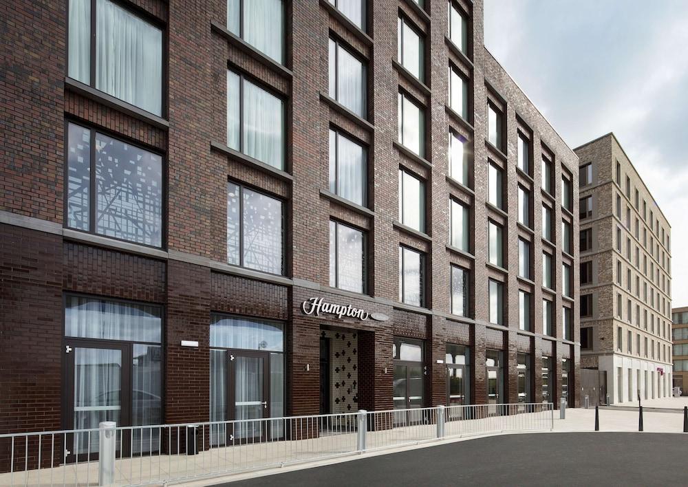 Hampton by Hilton London Docklands - Tap to explore photos