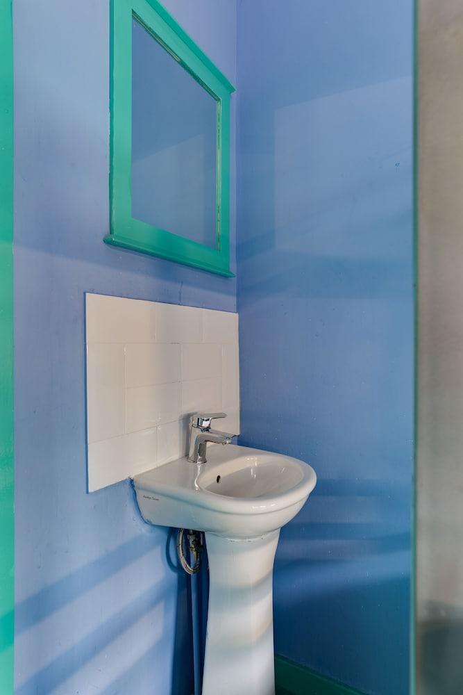 Clink 261 Hostel Room Type - Private 6-bed dorm shared facilities