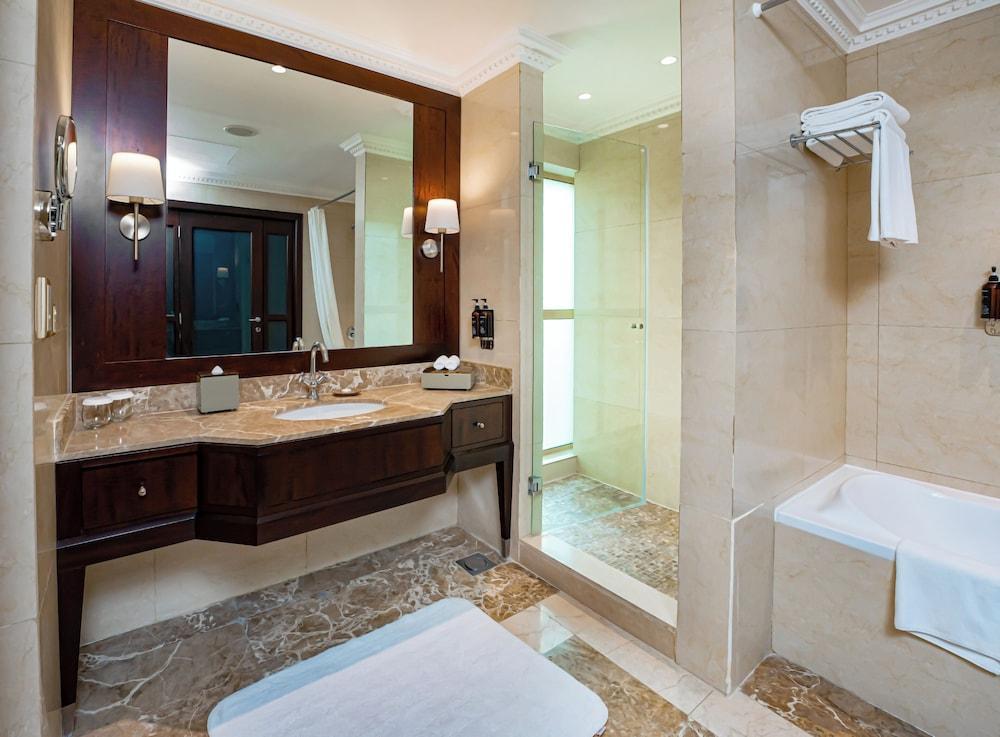 Millennium Hotel Doha Room Type - Room, 1 King Bed (Diplomatic)