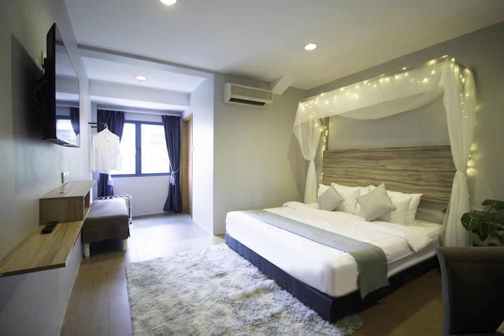 Victoria Hotel, a NuVe Group Collection Room Type - Deluxe King Room