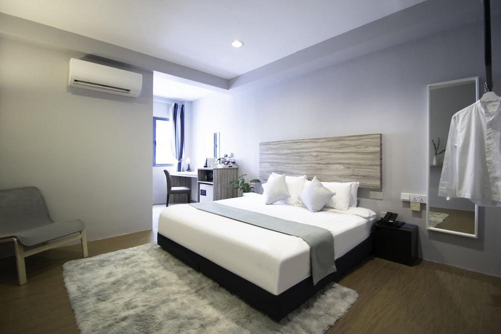 Victoria Hotel, a NuVe Group Collection Room Type - Family Triple Room