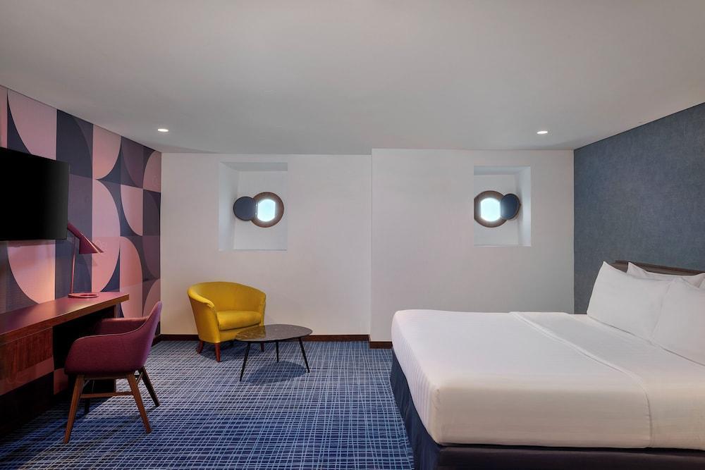 Queen Elizabeth 2 Room Type - Deluxe Room with 1 double bed