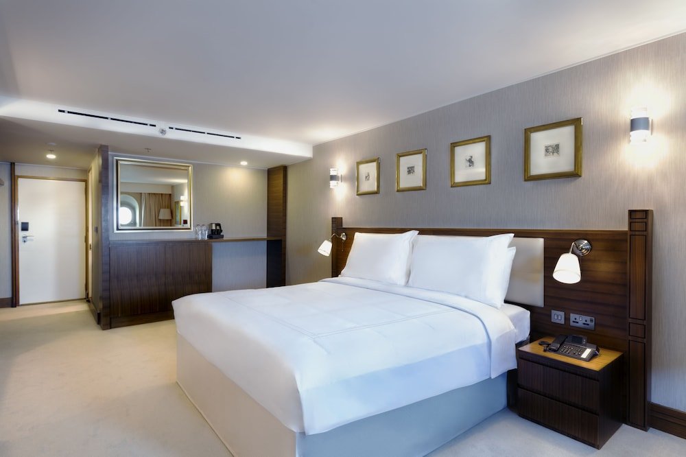 Queen Elizabeth 2 Room Type - Superior Room, 1 King Bed, City View