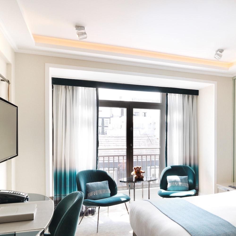 The Athenaeum Hotel & Residences Room Type - Deluxe Room with Bay Window