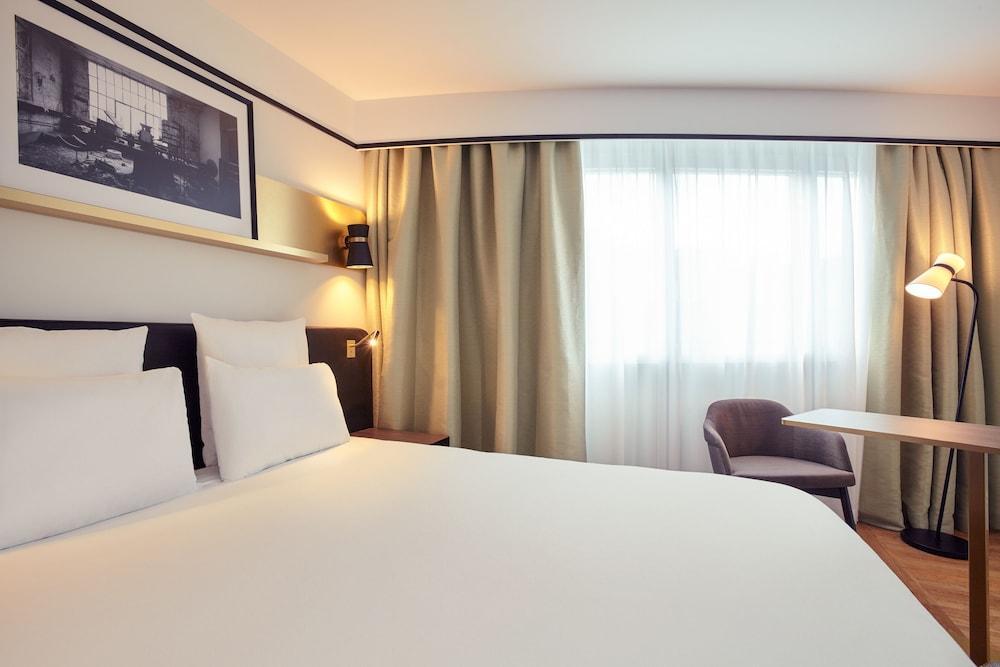 Mercure Paris Saint-Ouen - Tap to explore photos