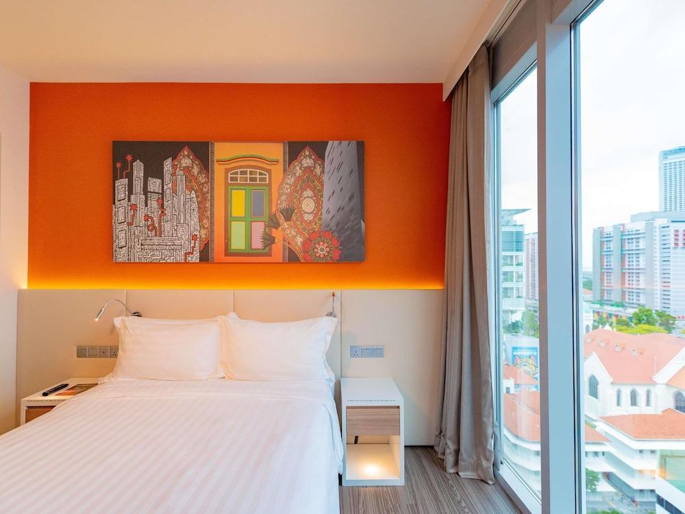 MERCURE SINGAPORE BUGIS Room Type - Signature Room with Queen Bed