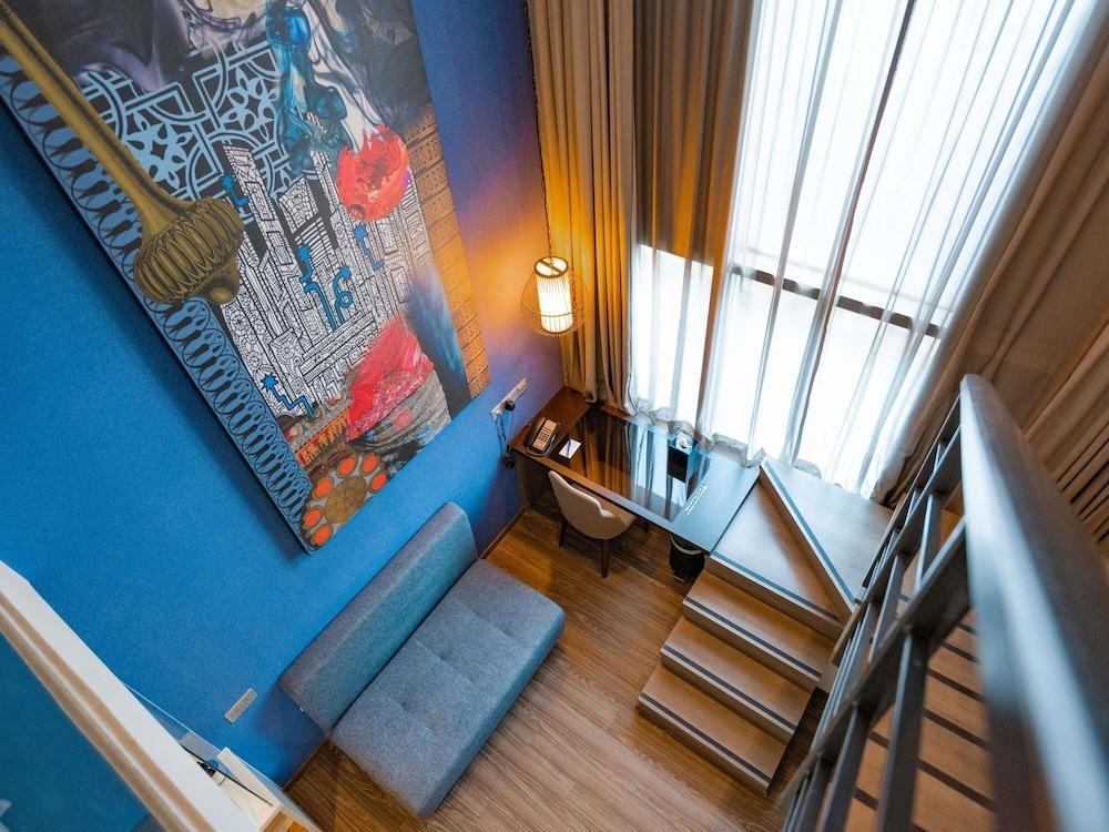 MERCURE SINGAPORE BUGIS Room Type - Signature Loft Room with Queen and Sofa Bed