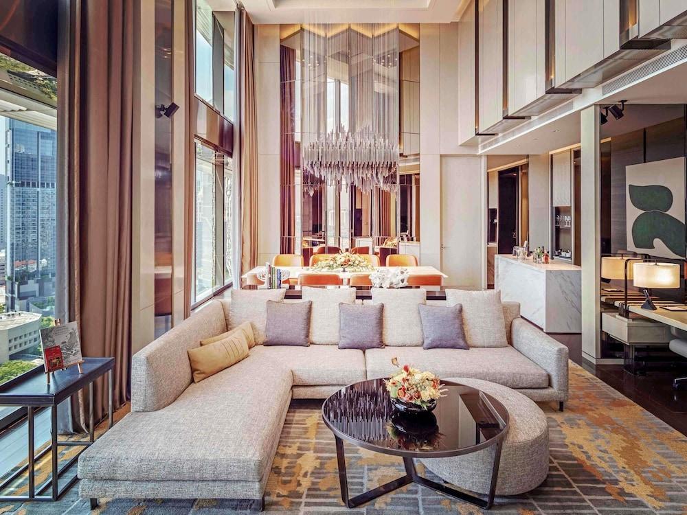 SOFITEL SINGAPORE CITY CENTRE Room Type - JOAQUIM SUITE, Club Millesime Access, 1 King Bed, Heritage View, High Floor