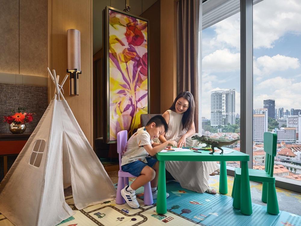 SOFITEL SINGAPORE CITY CENTRE Room Type - Family Room, 1 King Bed and 2 Twin Beds