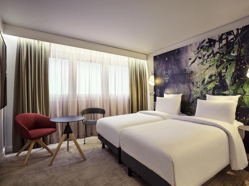 MERCURE PARIS LA DEFENSE Room Type - Classic Room, 2 Twin Beds, Bathtub