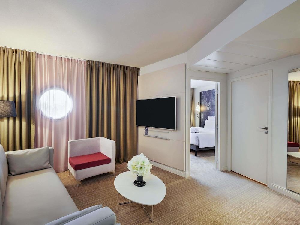 MERCURE PARIS LA DEFENSE Room Type - Suite, 1 Double Bed with Sofa bed