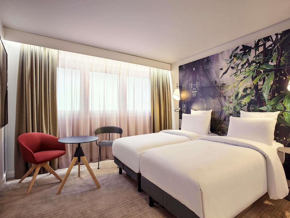 MERCURE PARIS LA DEFENSE Room Type - Classic Room, 2 Twin Beds, Bathtub MERCURE PARIS LA DEFENSE Room Type - Classic Room, 2 Twin Beds, Bathtub