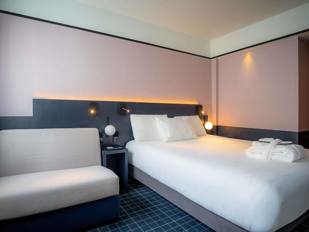 MERCURE PARIS 15 P VERSAILLES Room Type - Superior Room - 1 double bed and 1 single sofa bed