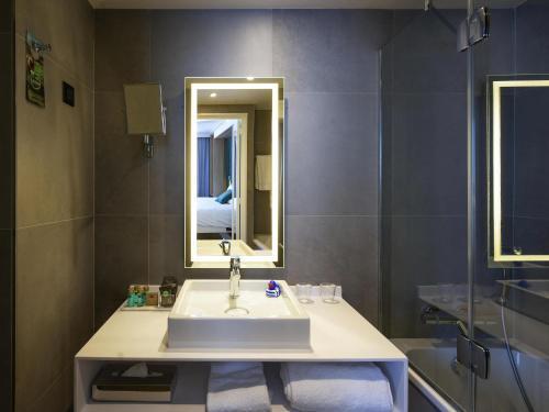 NOVOTEL PARIS MONTPARNASSE - Tap to explore photos