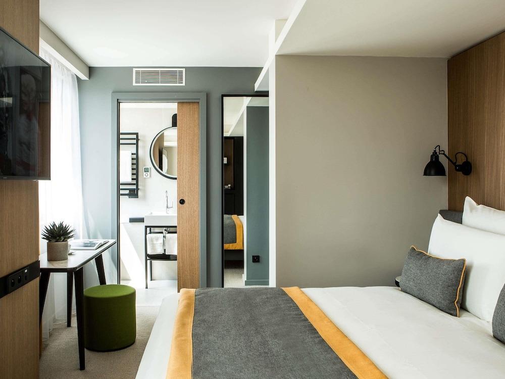 MERCURE PARIS 17 BATIGNOLLES Room Type - Superior Room, 1 Queen Bed