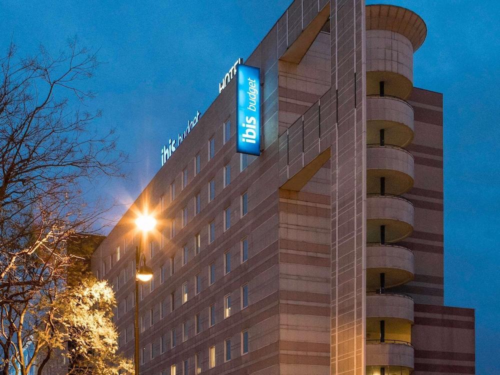 IBIS BUDGET PARIS PTE MONTMARTRE - Tap to explore photos