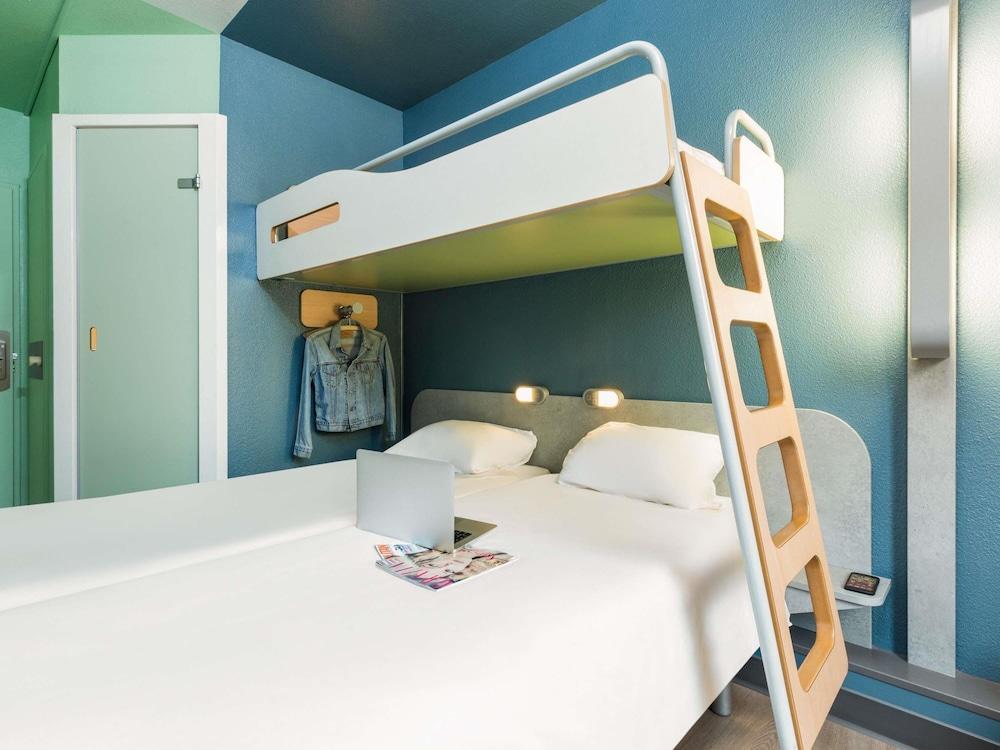 IBIS BUDGET PARIS PTE MONTMARTRE Room Type - TRIPLE - Room for 3 people with 3 single beds