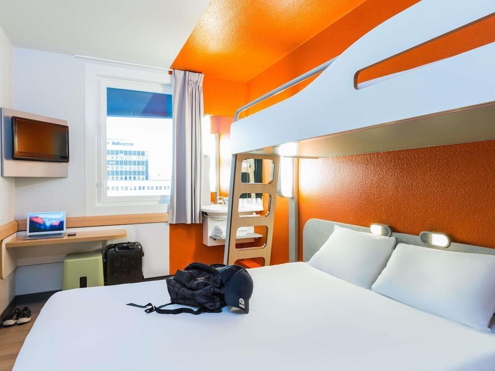 IBIS BUDGET PARIS PTE MONTMARTRE Room Type - TRIPLE - Room with a large bed and a bunk bed