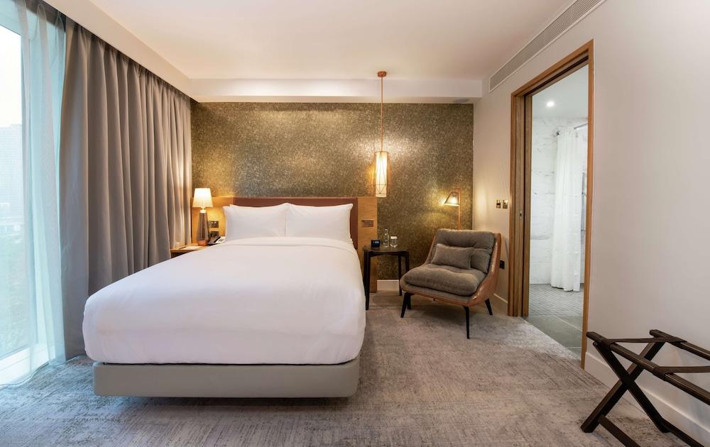 Lincoln Plaza London, Curio Collection by Hilton - Tap to explore photos