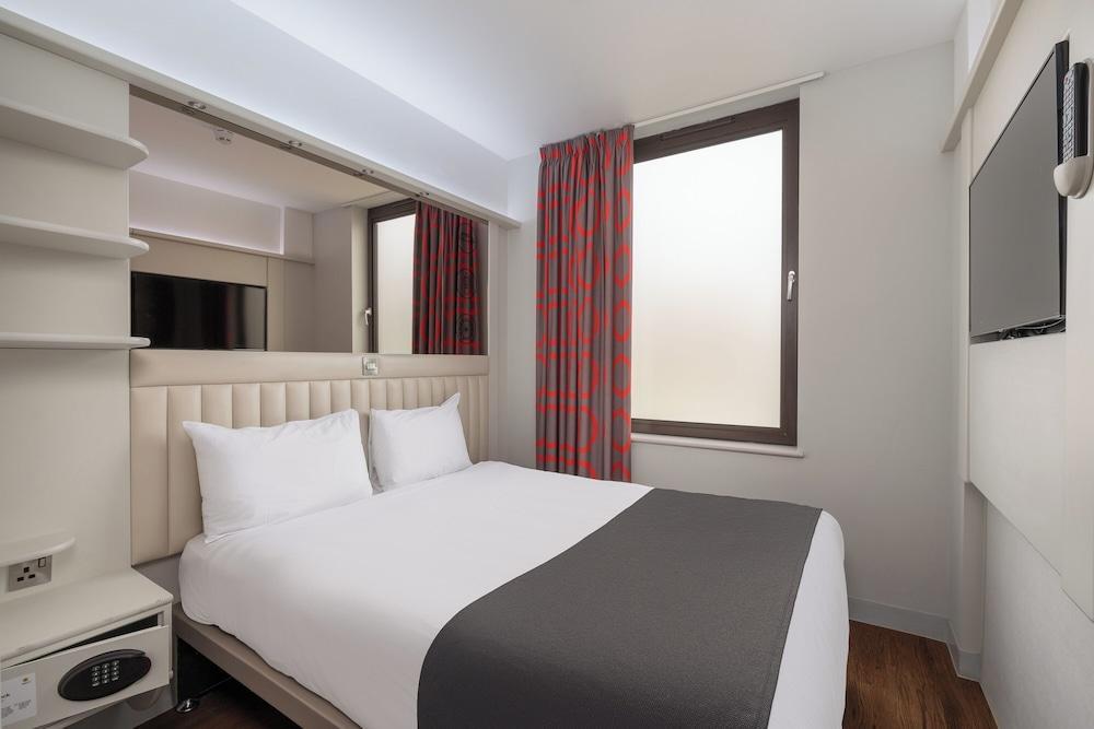 Point A London Liverpool Street Room Type - Classic Double Room