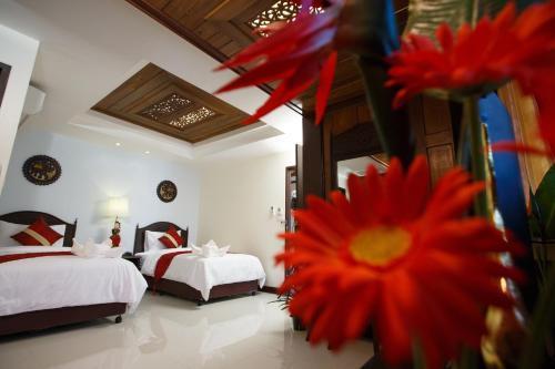 Chang Siam Inn - Tap to explore photos
