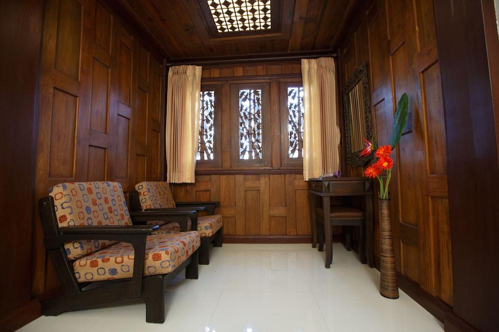 Chang Siam Inn - Tap to explore photos