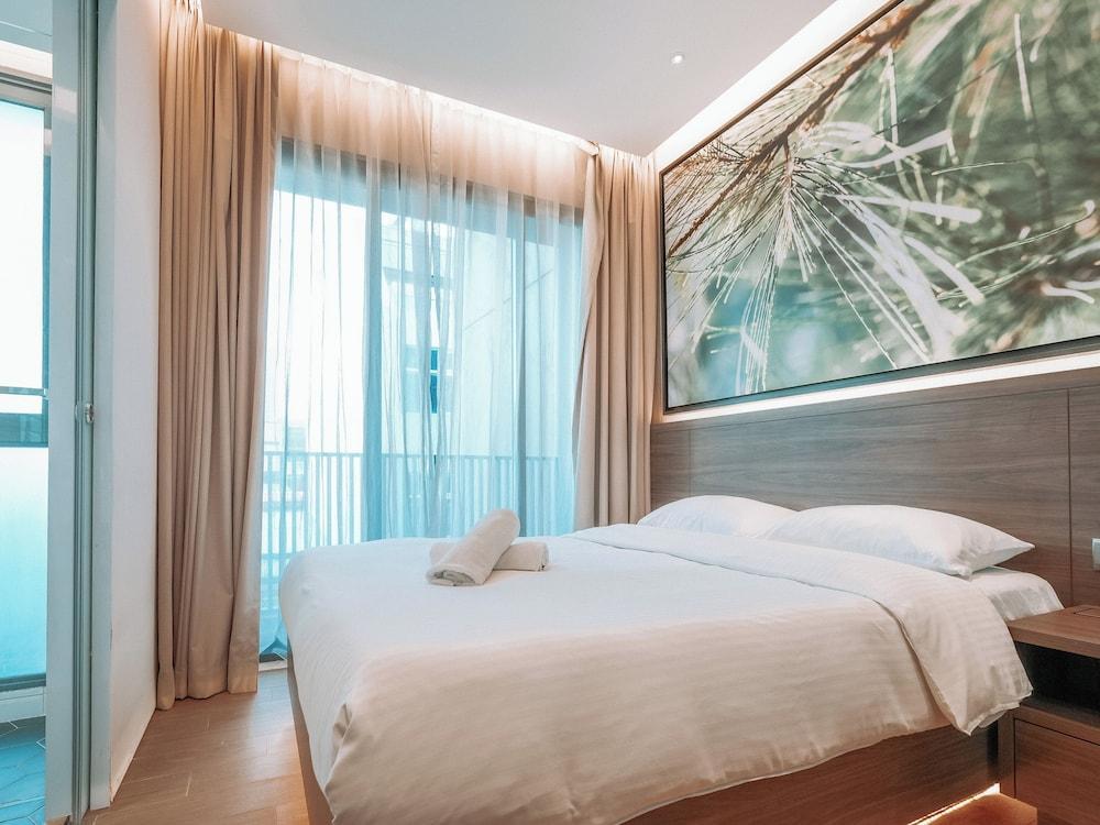 A Hotel Bugis Room Type - Deluxe Double, Window