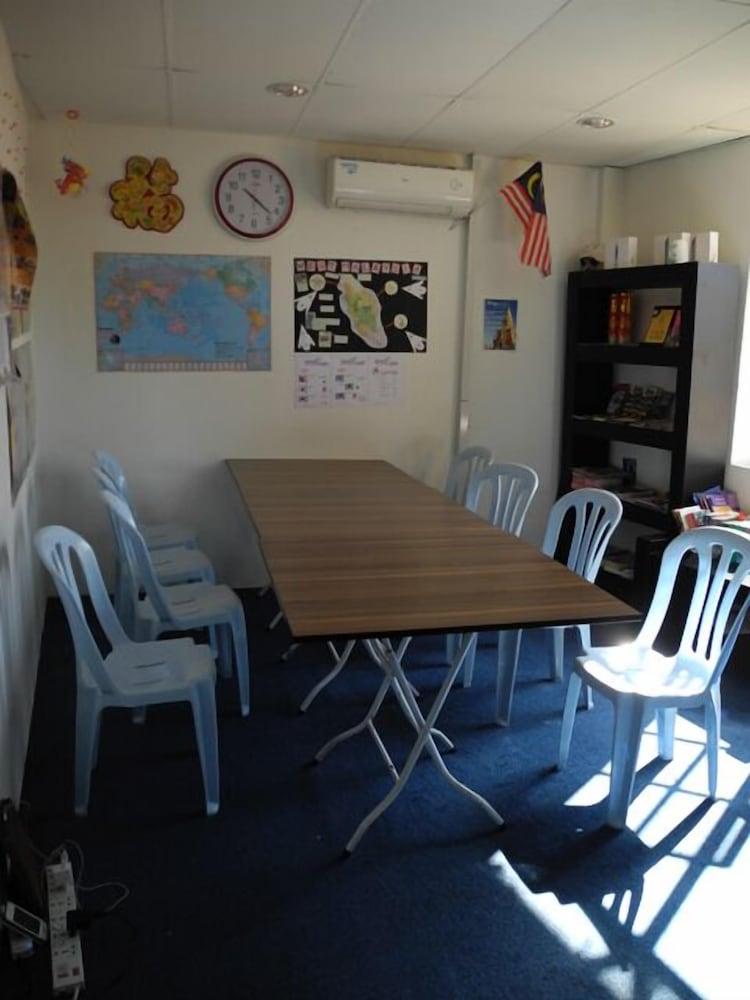 Submarine Guest House Central Market - Hostel - Tap to explore photos