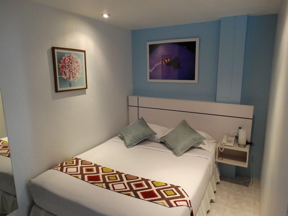 Summer Breeze Hotel Room Type - Suite, 1 Queen Bed