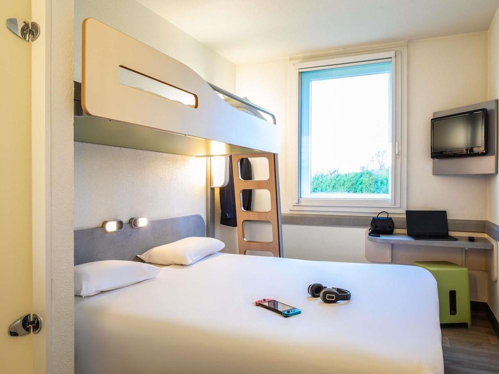 ibis budget Roissy CDG Paris Nord 2 Room Type - TRIPLE - Room with a large bed and a bunk bed ibis budget Roissy CDG Paris Nord 2 Room Type - TRIPLE - Room with a large bed and a bunk bed