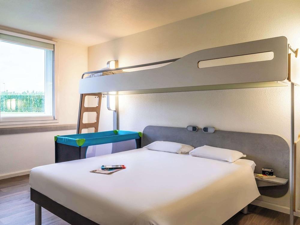 ibis budget Roissy CDG Paris Nord 2 - Tap to explore photos