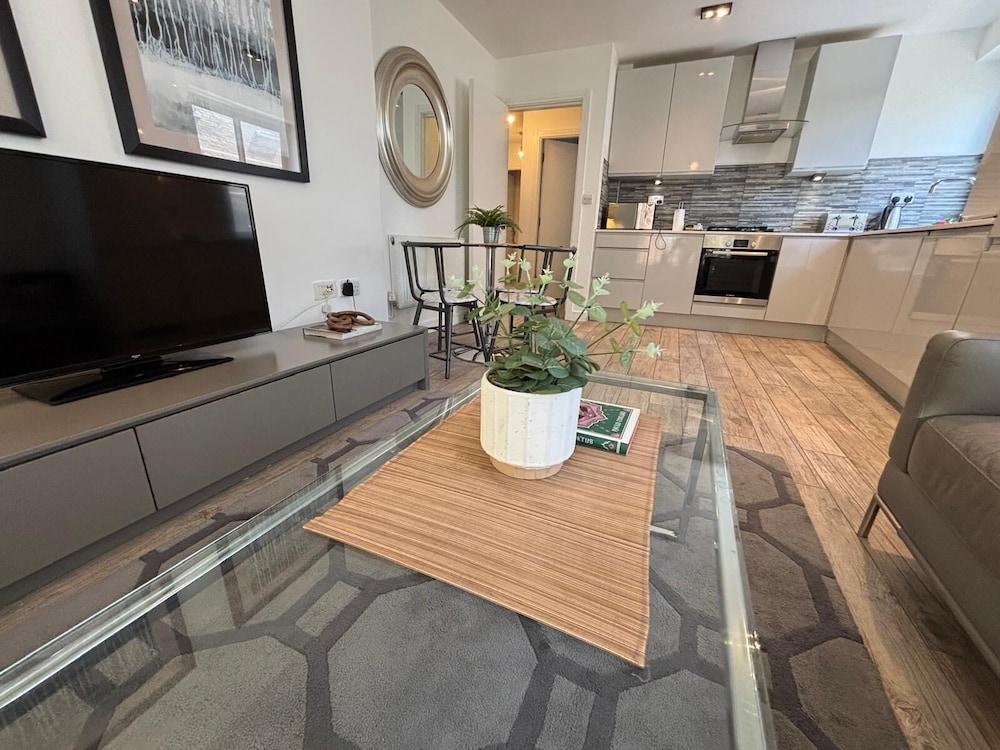 Aldgate by Excel Apartments - Tap to explore photos