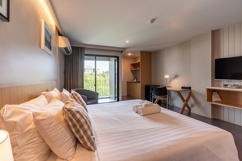Naga Residence Room Type - Deluxe Room, 1 King Bed, Balcony
