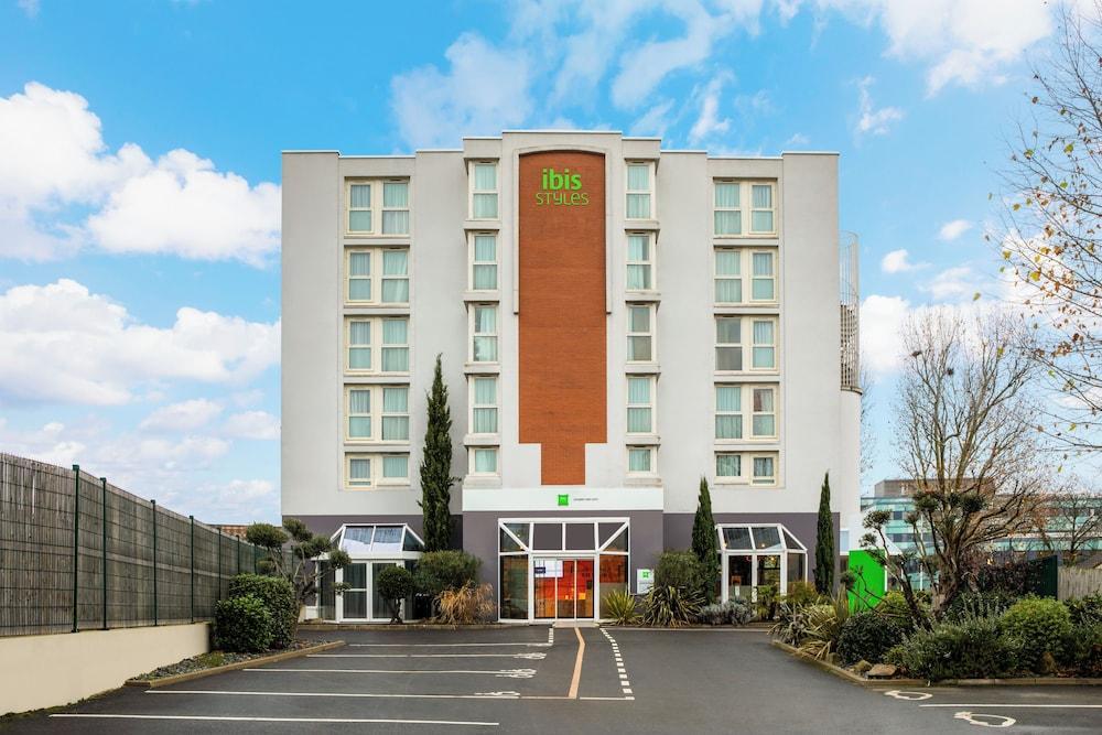 ibis Styles Colombes Paris Ouest - Tap to explore photos