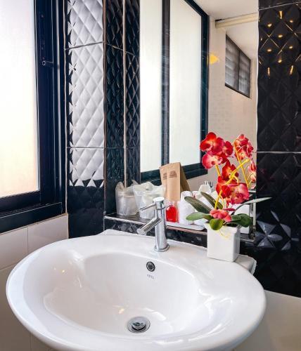 Baik Suite - Tap to explore photos