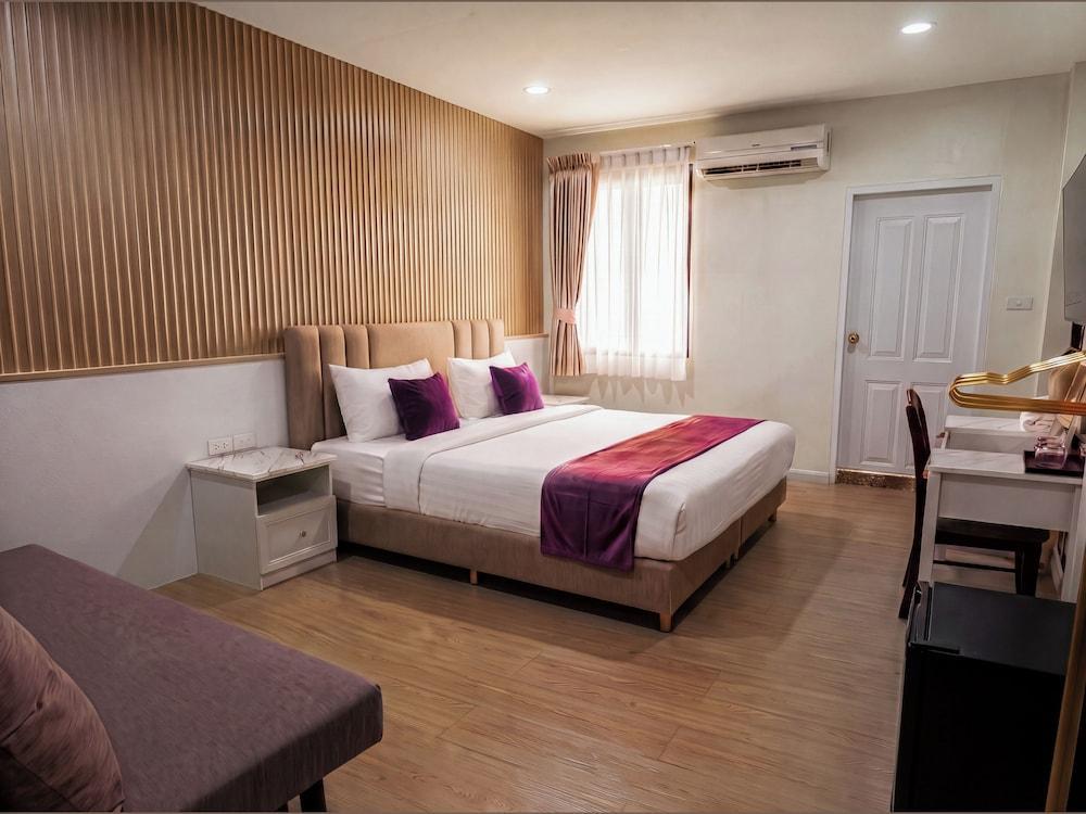 Excel Hotel Bangkok Room Type - Grand Suite with Balcony for 4 Excel Hotel Bangkok Room Type - Grand Suite with Balcony for 4