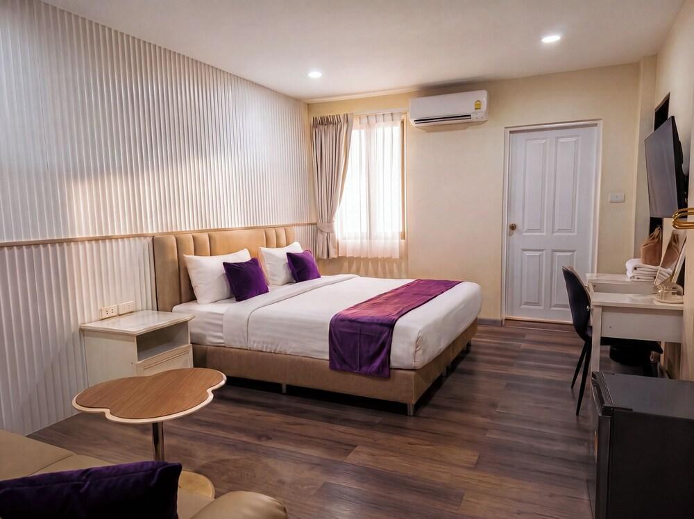 Excel Hotel Bangkok Room Type - Grand Suite with Balcony for 2