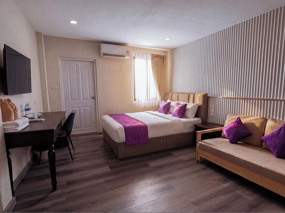 Excel Hotel Bangkok Room Type - Grand Suite with Balcony for 3