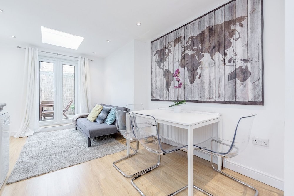 Clapham 2Bed with Patio by BaseToGo - Tap to explore photos