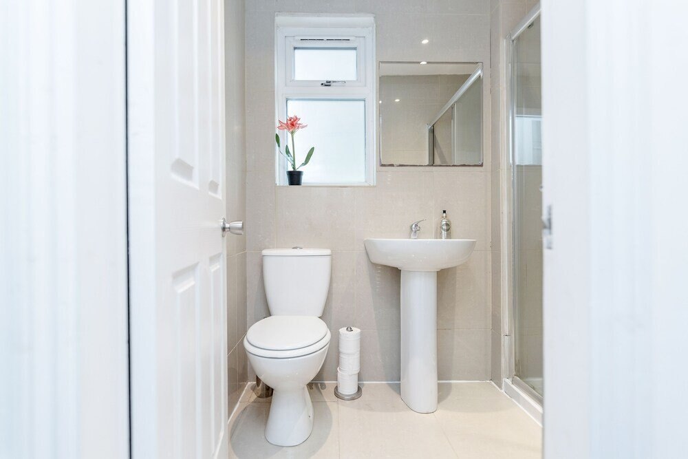 Clapham 2Bed with Patio by BaseToGo - Tap to explore photos