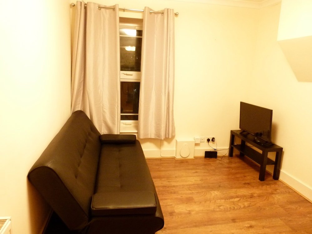 SS Property Hub - Canary Wharf Apartment - Tap to explore photos