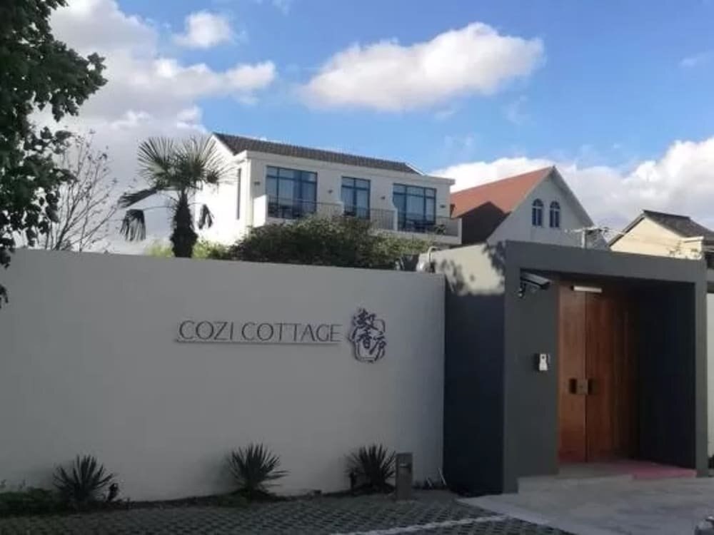 Cozi Cottage - Tap to explore photos
