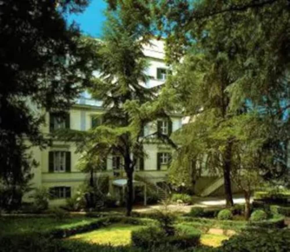 Hotel Villa Aricia - Tap to explore photos